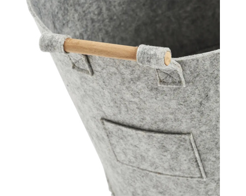 Grå filtkorg med trähandtag och påsydd ficka