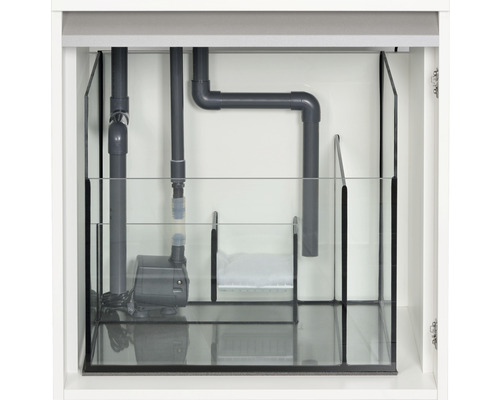 Inre vy av ett akvariumskåp med pump och rör