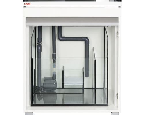 Insidan av ett akvariumskåp med rör och pump