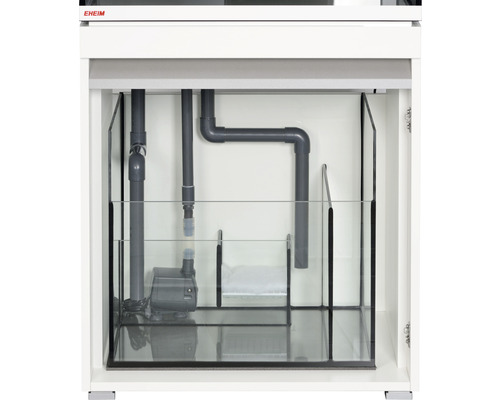 Inre vy av ett akvariumskåp med akvarieteknik som pump och rör