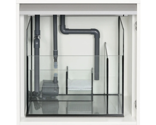 Invändig vy av akvariumskåp med pump och rörledningar