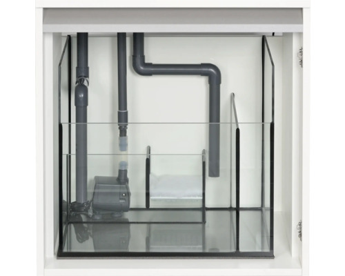 Insidan av ett akvariumskåp med filterbassäng, pump och rör