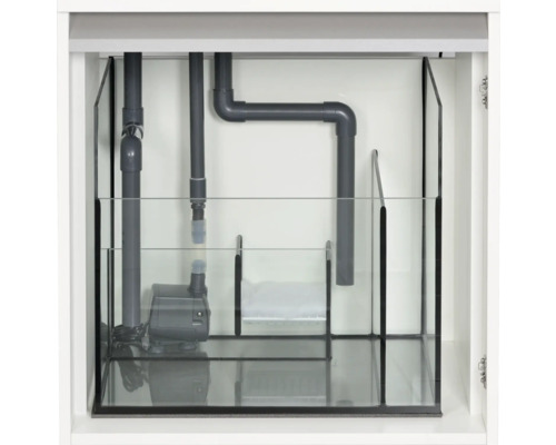 Invändig vy av ett akvariumskåp med rörledningar, pump och filtermaterial