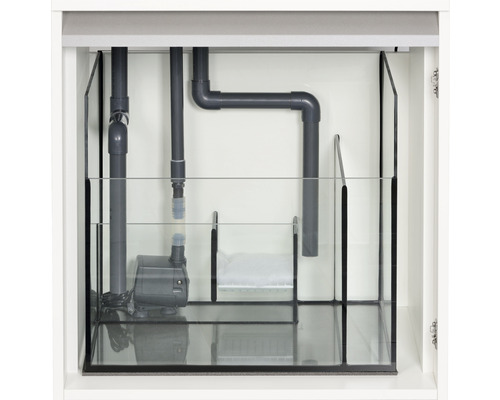 Invändig vy av ett akvarieskåp med pump och rör