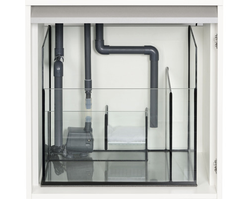 Inre vy av ett akvariumskåp med pump och rör