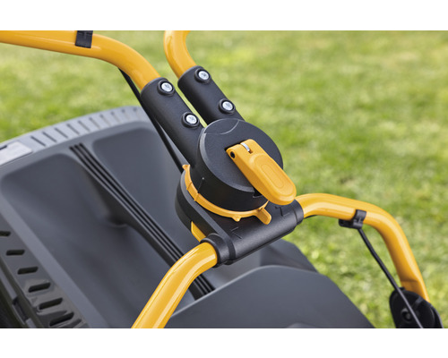 Detaljvy av en gräsklippare med handtag och reglage