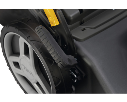 Detaljbild av en gräsklippare med hjul och justerbar stång.