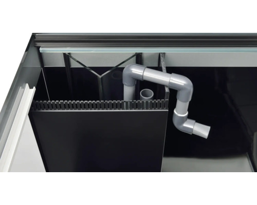 Inre vy av ett akvarium med filtersystem och rör