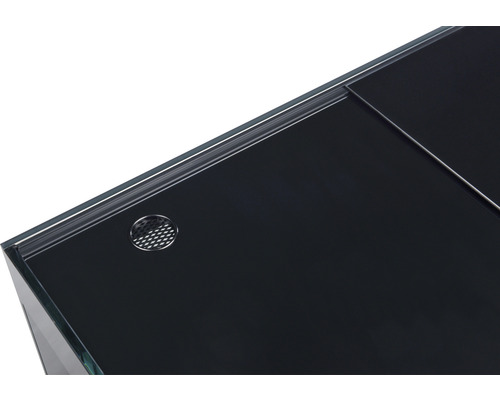 Detaljbild av ett akvarium med svart lock och ventilationsöppning