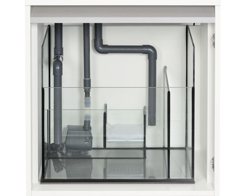 Invändig vy av ett akvariumskåp med akvarieteknik som en pump och rör