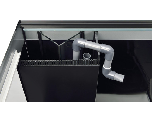 Akvarium interiör med filtersystem och rör