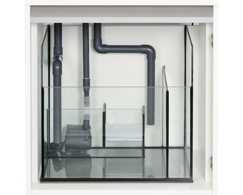 Inre vy av ett akvariumskåp med rör och pump