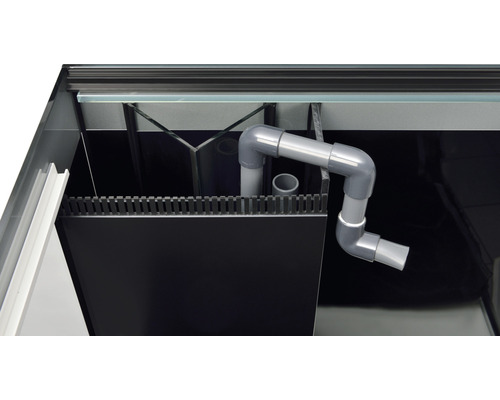 Invändig vy av ett akvarium med filterteknik och rör