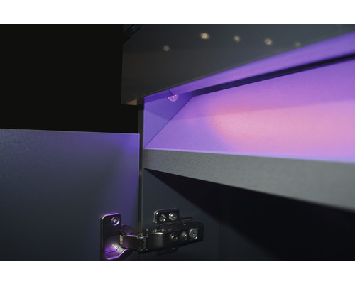 Inre vy av ett badrumsskåp med belysning och gångjärn