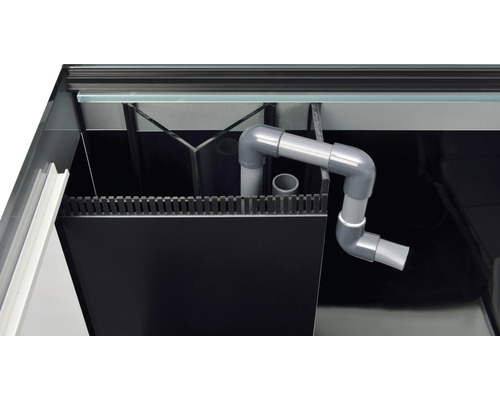 Inre vy av ett akvarium med filtersystem och rör