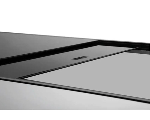 Detaljvy av ett akvarium med svart ram och glaslock