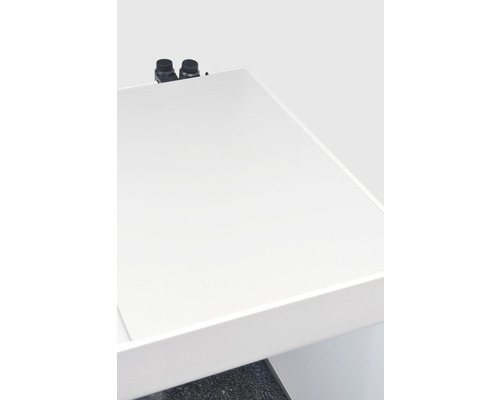 Detaljvy av ett vitt tvättställ med armaturanslutning