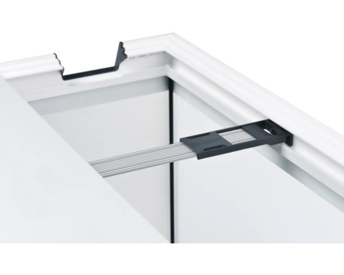 Detaljvy av en fönsterbräda med hållare och lameller