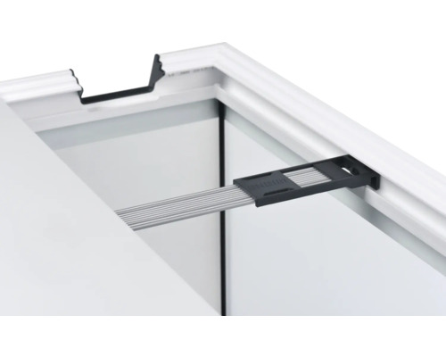 Detaljvy av ett fönster med fönsterstång för säkerhet