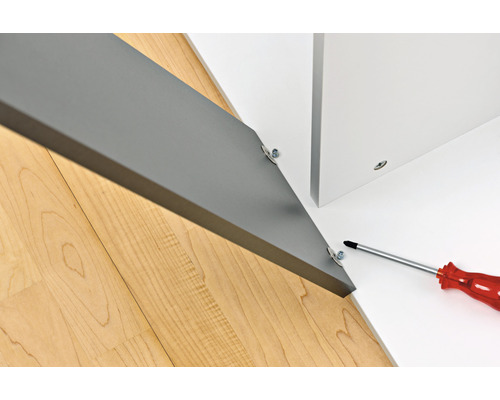 Montering av ett skåp med en skruvmejsel