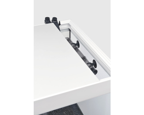 Detaljvy av ett skjutdörrsystem med löpskena och beslag.