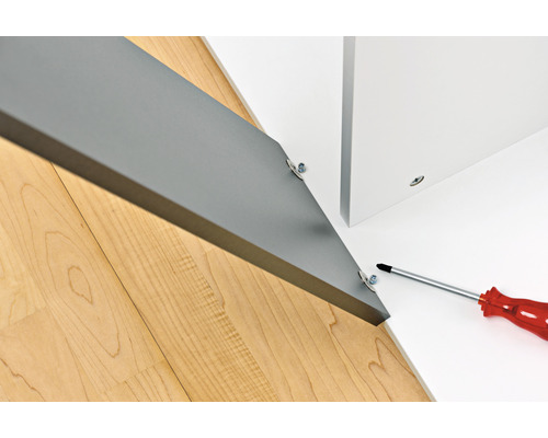 Montering av möbeldelar med skruvar och skruvmejsel