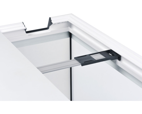 Detaljvy av en vit skjutdörr med styrskena