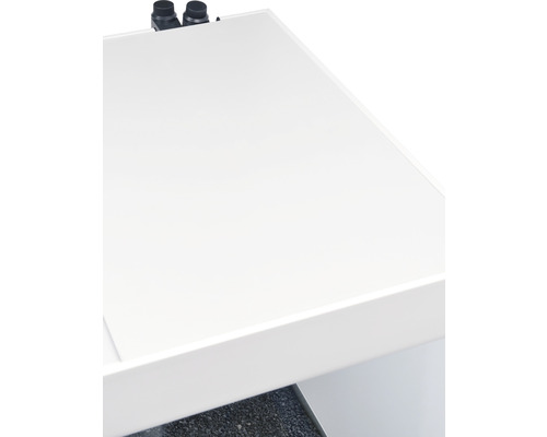 Detaljvy av ett vitt tvättställ