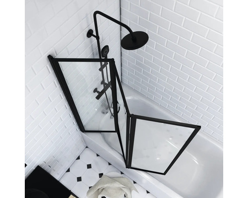 Badrum med badkar, badkarsskärm, armatur och duschset