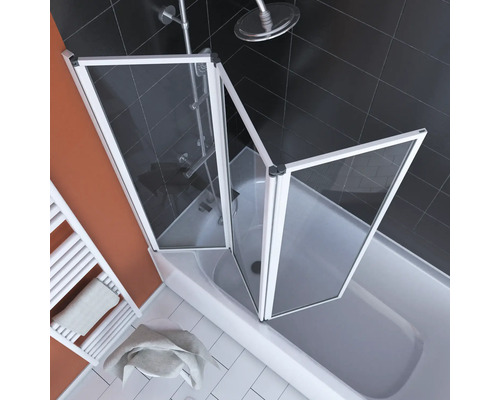 Badrum med badkar och duschvägg