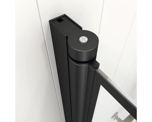 Detaljvy av duschkabinbeslag med svängdörrsfunktion