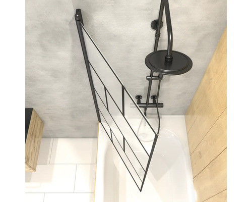 Badrum med badkarsskärm och duschblandare