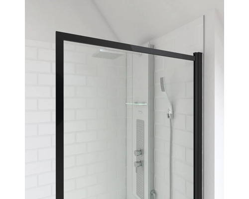 Detaljvy av en duschkabin med svart ram och duschpanel