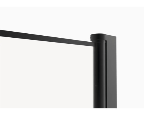 Detalj av duschkabin med svart ram och stabiliseringsstång
