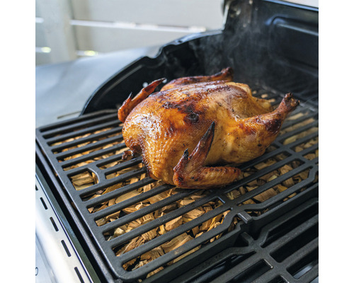 Grillad kyckling på ett grillgaller med rökved