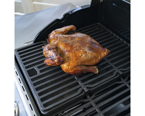 Grillad kyckling på ett grillgaller.