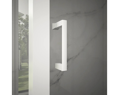 Duschkabin med handtag och marmorvägg