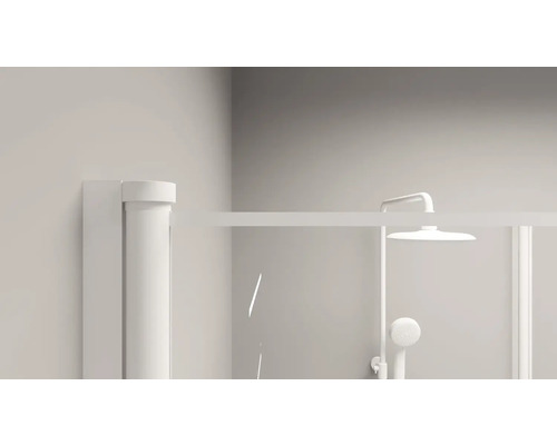 Detaljvy av en duschkabin med takdusch och handdusch