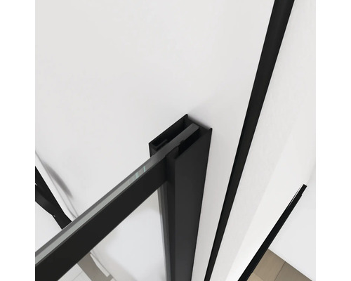 Detaljbild av en duschkabin med svart ram och klart glas