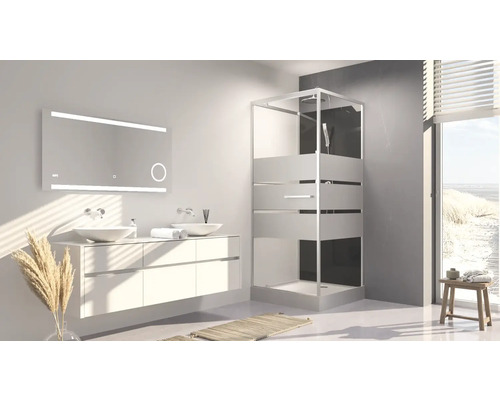 Badrum med handfat, spegel och duschkabin för en ljus och organiserad atmosfär.