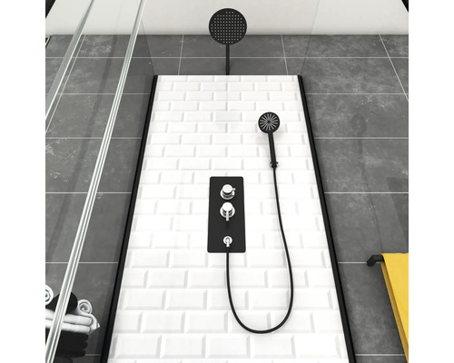 Duschpanel med handdusch och takdusch på en kakelvägg i badrummet