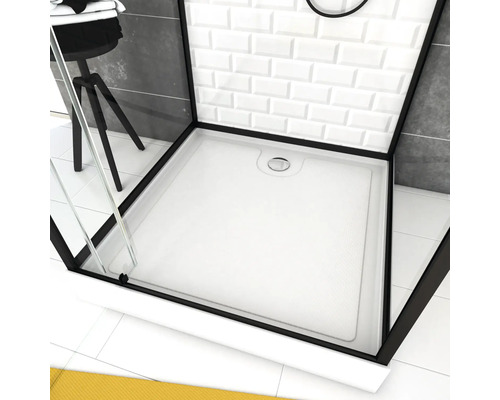 Kvadratisk duschkabin med svart ram i ett badrum