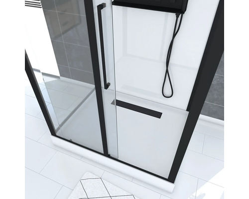 Hörndusch med svart ram, glasvägg och vitt duschkar.