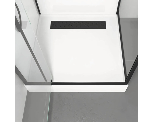 Fyrkantig duschkabin med svart avloppsränna och svart ram