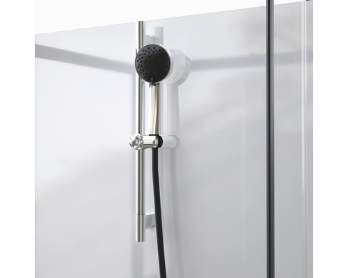 Duschstång med handdusch och duschslang i duschutrymmet