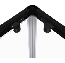 Detaljvy av duschkabin med svart ram och transparent glas
