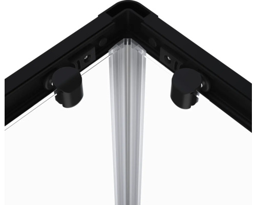Detaljvy av duschkabin med svart ram och transparent glas