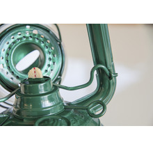Detaljvy av en grön fotogenlampa med veke