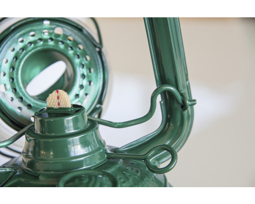 Detaljvy av en grön fotogenlampa med veke