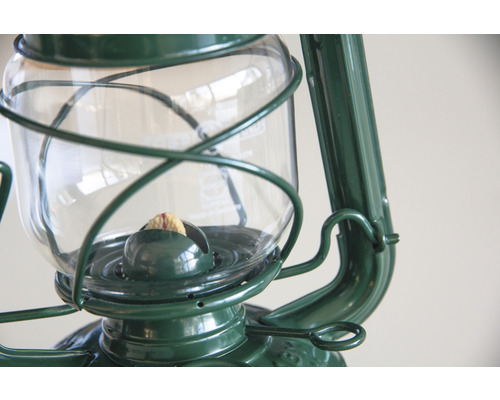 Detaljvy av en fotogenlampa med glasbehållare och veke